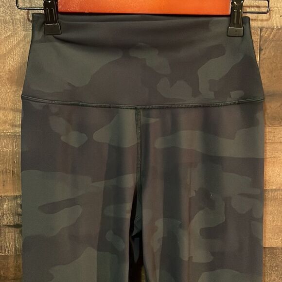 alo High-Waist Camo Vapor Legging in Hunter Camo - Picture 2 of 7